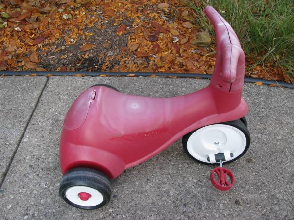 Radio de bicicleta Flyer con pedales, triciclo con compartimento trasero - $5 (Waukesha)63470464768385121
