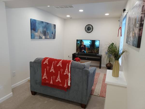 $1,100 / 2br - Todo incluido - Suite amueblada privada en nivel inferior (Powers/Stetson Hills)63686746220163123