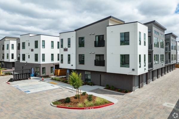 Luxury 1 & 2 X 2 bath plus 6 weeks free!! 1