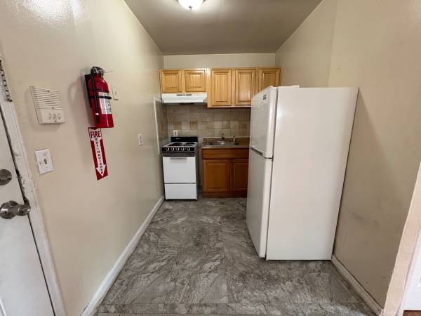 $1,395 Large studio, Parking Lot!63676239901313122
