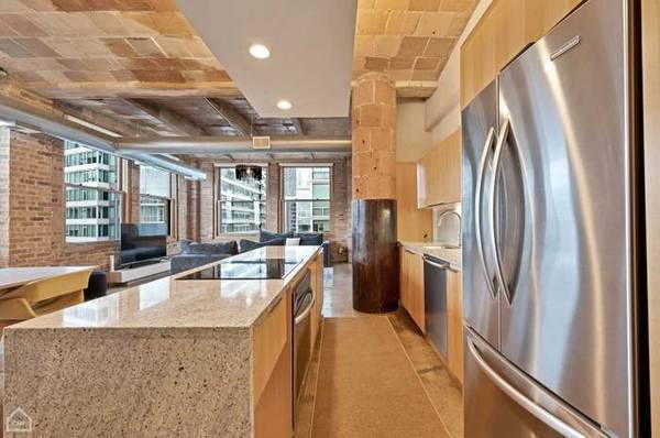 $1,100 / 1br - 1084ft2 - Spacious 1-bedroom, 1-bath condo (Chicago)63918293049859124
