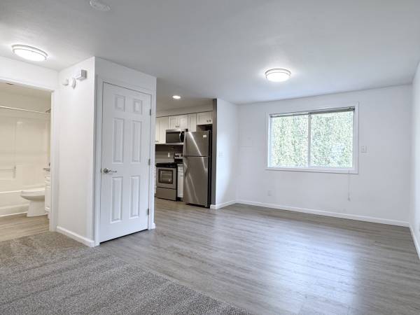 $1,625 / 1br - 696ft2 - Top Floor 1 BD | Cat-Friendly | Extra Storage | Washer/Dryer in Unit!! (Bellingham)63509650212099123