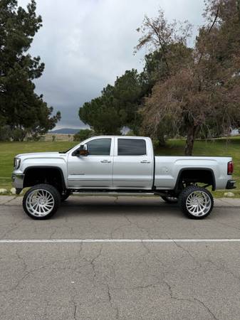 2016 GMC Sierra Z71 4x4 elevada - $36,000 (Burbank)63441239090051121