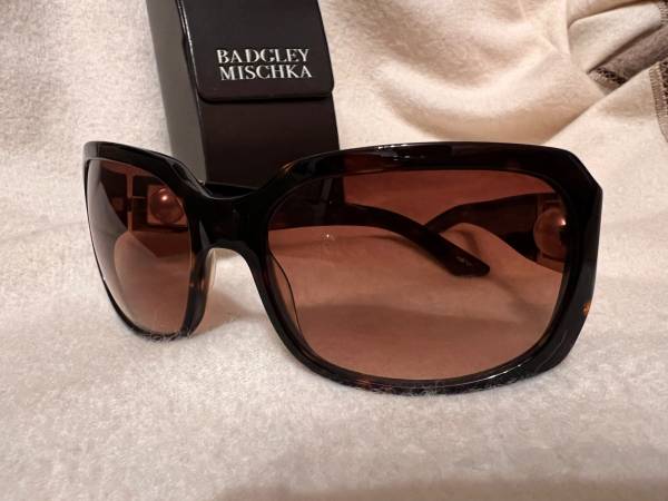 WOMEN'S BADGLEY MISCHKA Brown sunglasses with Pearl Accents - $150 (Westwood Los Angeles CA)63471427561475122