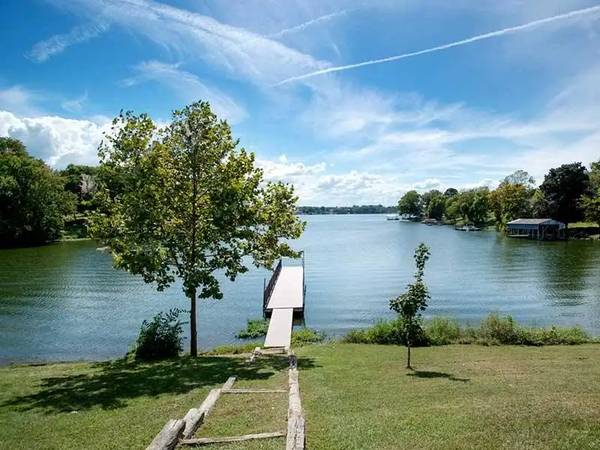 $1,199 / 1br - 756ft2 - 1 MONTH RENT FREE! LAKE VIEWS AVAILABLE! (Hendersonville)63680263884291123