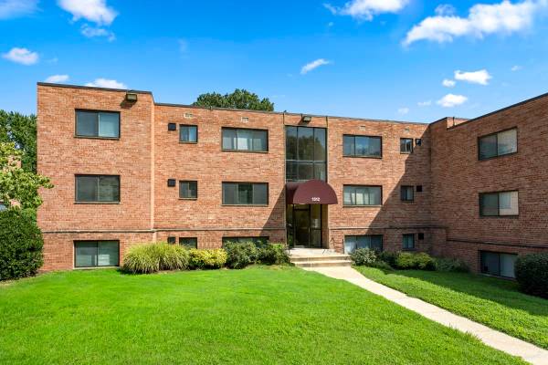 $1,795 / 2br - 891ft2 - Spacious sundeck, Swimming pool, 2/BD (1507 Ray Road, Hyattsville, MD)63779464424193124