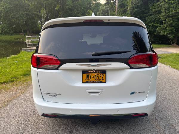 2018 Chrysler Pacifica Hybrid Limited - $24,995 (Chappaqua, NY)63615127942785123