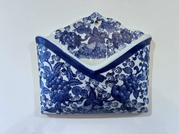 Chinoiserie Blue and White Porcelain Wall Pocket Mail Letter Holder. 1