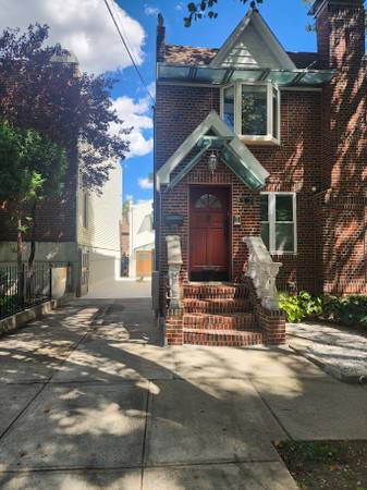 $1,353,000 / 3br - 2 FAMILY \\\\\Buy Once, Earn Forever – Income Property Done Right (Middle Village)64033290275971120