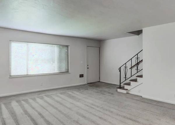 $1,350 / 1br - $300 SAVINGS NOW + Large Closets + On-site Laundry Facilities (Hawthorne District)63672600894465122