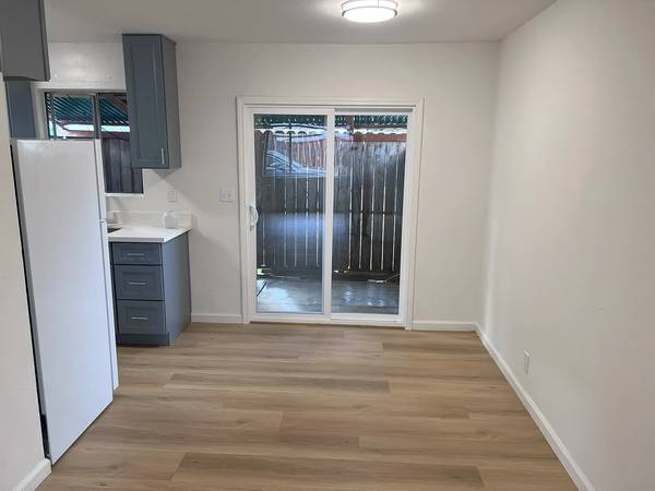$1,700 / 2br - Amplio adosado de 2 habitaciones | Área de Park St | Recién remodelado (Central Alameda)63657846369027121