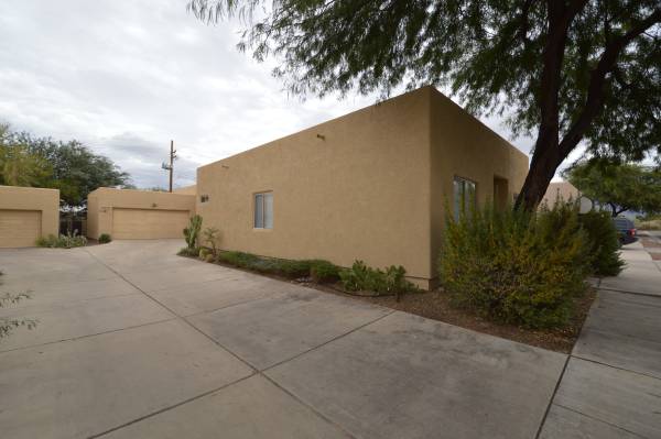 $1,650 / 3br - 1371ft2 - HUGE 3/2 with 2-car garage in Sahuaro High area! (8535 E Seabury Court 2)63675013941635121
