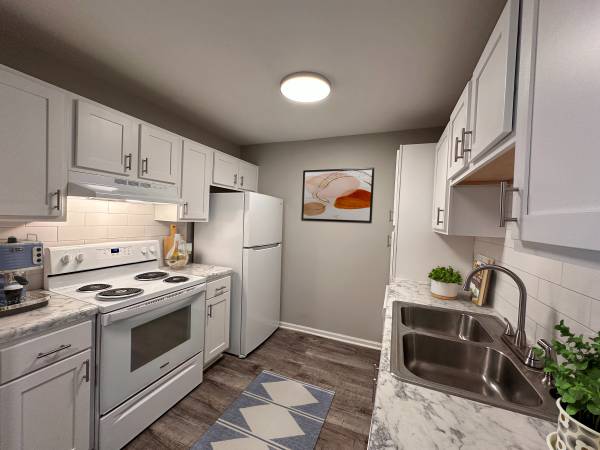 $1,395 / 2br - Bright & Spacious 2BR Apartment – Walk to Shops & Transit!63815695298051122