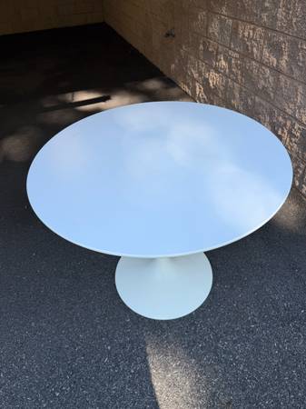 Knoll Saarinen Dining Table - Round 1