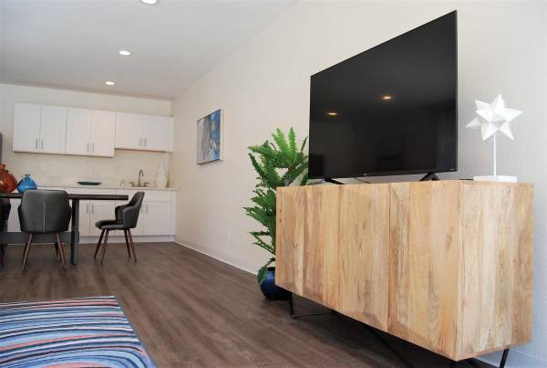 $2,075 / 1br - 840ft2 - Extremely wide balcony/patio, Wood-inspired plank flooring (Chatsworth Ca located in the North, West side of the SF)63800280280705124