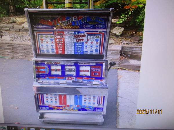 old slot machine or poker machine 1