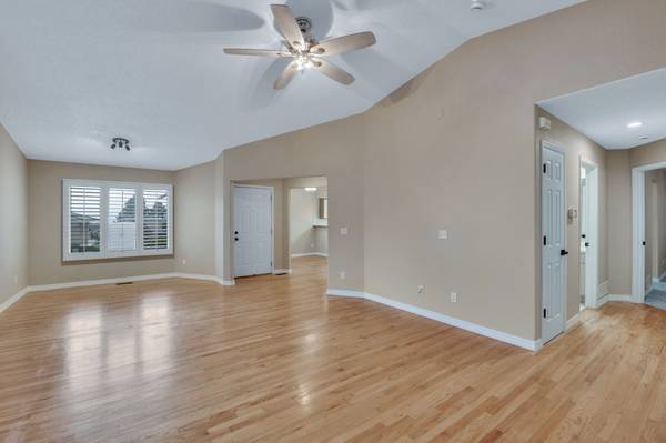 $419,000 / 2br - 1682ft2 - LNEW PAINT & CARPET! 2 BED TWNHOME, SUNROOM, PATIO, END OF CUL DE SAC!63658230820865123
