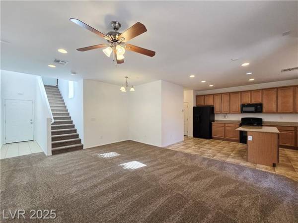 $1,975 / 3br - 1740ft2 - Beautiful 3-bedroom House in SW with Upgrades & Community Pool (SW - Mountains Edge)63907028726275122