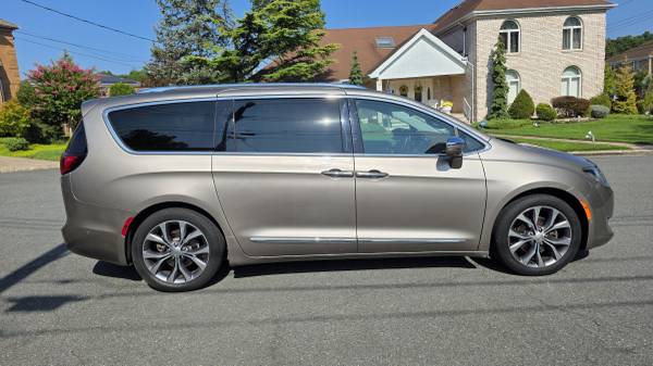 2017 Chrysler pacifica Limited - $13,000 (Staten Island)63470616279299123