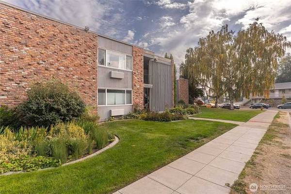 Low-maintenance living in an ideal location - 1bd 1ba 1