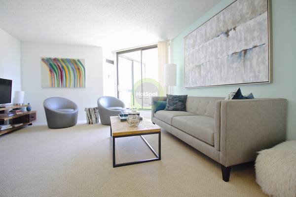 $2,074 / 1br - Amazing River North 1 bedroom w/ Balcony, pool, 24 hour doorman. (River North)63960148607235122