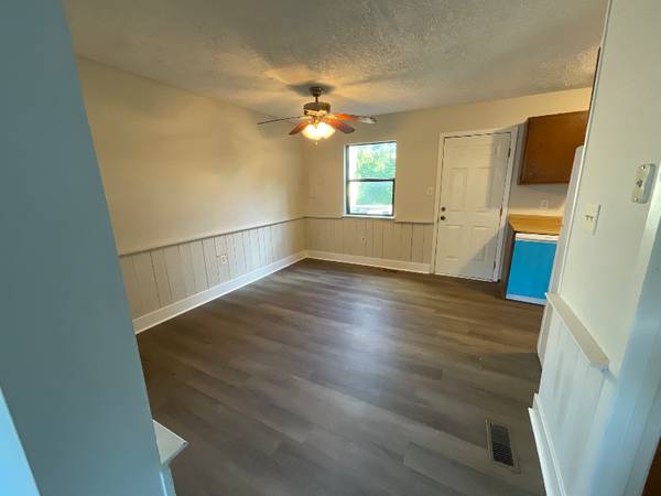 $1100.00 / 2br - Newly-renovated Townhouse Near Exit 7!63860362519555122