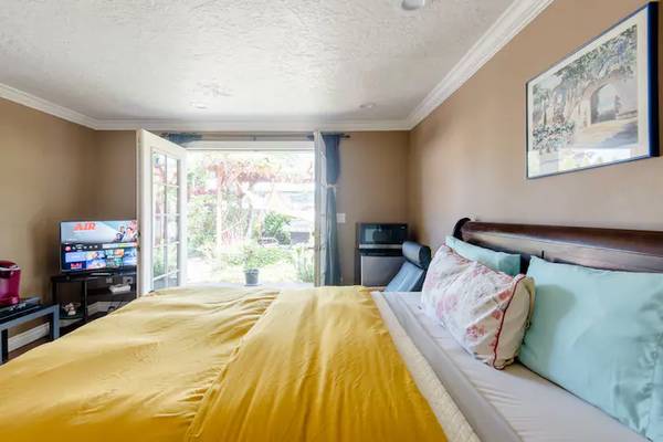 $1,200 / 3br - 190ft2 - All Inclusive : Big Furnished Bedroom /w Priv Bath in a Beautiful Home (Metzger)63831327999491124
