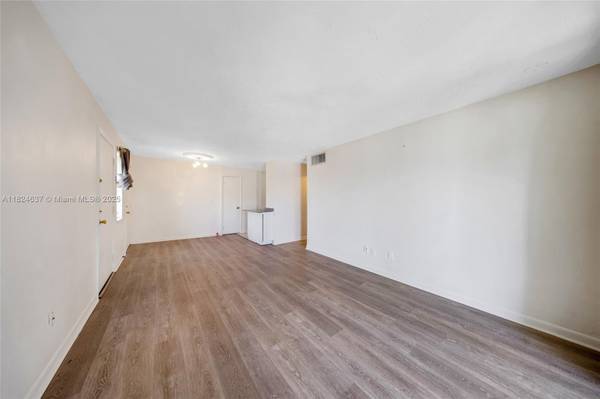 $1,000 / 1br - 750ft2 - Located in the sought-after Cite Condominium in Edgewater Miami. (Miami)63906440210306121