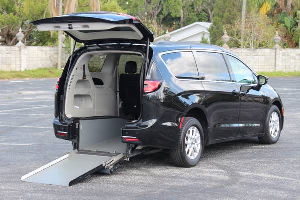 Wheelchair van handicap ramp van 2022 Chrysler Pacifica Touring L - $34,995 (Clearwater)63470261928833121