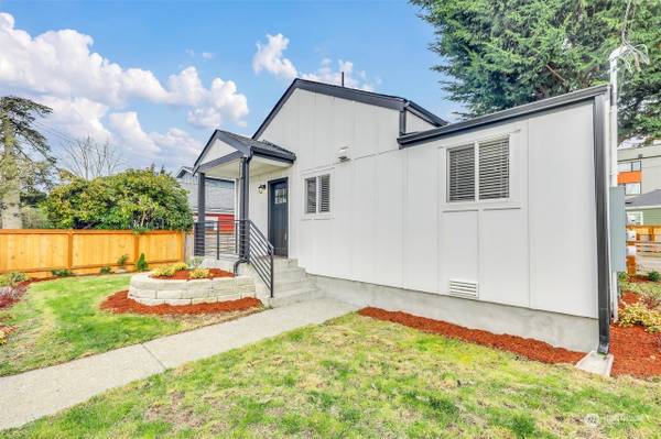 $1,499 / 1br - 550ft2 - Renovated Greenwood Home w/ New Systems & Big Yard, Prime Location! (Seattle, WA)63866941622017120