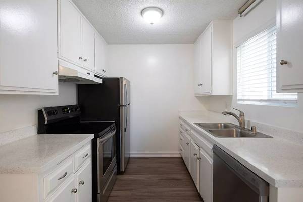 $3,395 / 2br - Beautiful 2 Br Apartment in Crown Point with Parking and Pool! (San Diego)63819410476545123