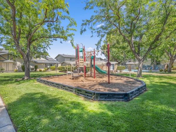 $2,500 / 2br - 979ft2 - High Ceilings (Select Units), W/D Hookup, Handrails (Park Place)63953220725379120
