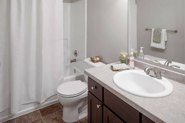 $1,795 / 2hab - 870ft2 - Piso superior, 2 habitaciones 1 baño, chimenea de leña, electrodomésticos de acero inoxidable (Tigard)63672547749633124