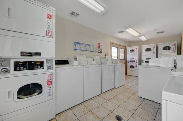 $389 / 1br - 624ft2 - On-site security, Laundry facility, Sparkling pool and spa (4777 Cameron Street, Las Vegas, NV)63859498864257123