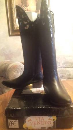 New in box .. VIA VENETO tall black Designer Boots with side zip sz 6 1