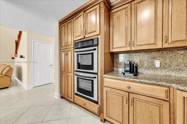 $8,700 / 4br - House with huge land and lake front (3279 Huntington)63906442748803124