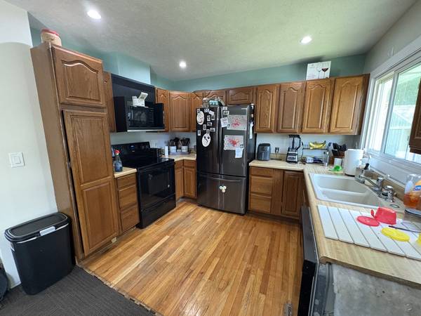 $197,000 / 2br - 1502ft2 - Bellevue Off Market 2 Bed/2 Bath with light rennovations (Bellevue)64021005005825121