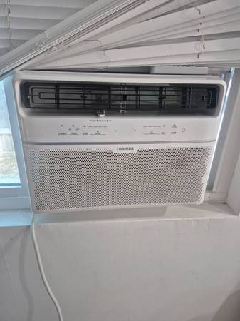 Toshiba 12,000 BTU Air Conditioner with Remote 1