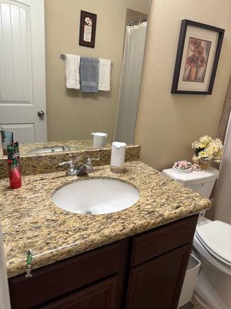 $550 / 2br - Habitación espaciosa con baño disponible ahora en casa tranquila (fairfield / vacaville)63657761397377124
