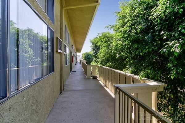 $1,935 / 1br - 653ft2 - Assigned Parking, Stainless Steel Fixtures and Sink, Carpeting (18520 Vincennes St, Northridge, CA)63829234685057121