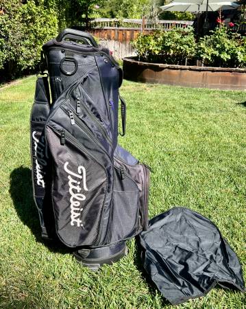 Titleist 14-Way Lightweight Carry Bag with Single Harness & Rain Cover 1