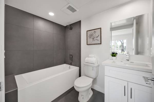 $3,700 / 4br - 1796ft2 - Welcome to Andrea Lane. Newly built, light-filled three story home (Sun Valley)63840113538947124