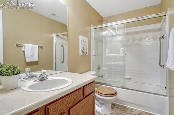 $1,350 / 2br - 1000ft2 - Alquiler de Sótano Completo (Norte de Colorado Springs)63687031230083122