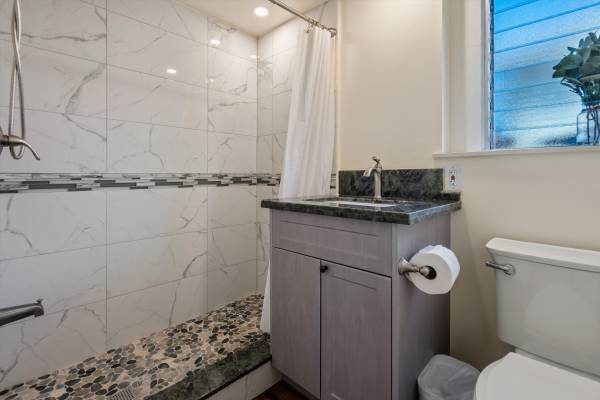 $1,990 / 2br - Gorgeous 2 bed/ 2 bath downstairs Wailuku Home (Wailuku)63939665392771124