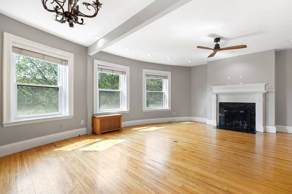 $4,500 / 2br - Prime in Brookline – Heat & Hot Water & Parking Incl. - Available Now (Brookline)64167984168578123
