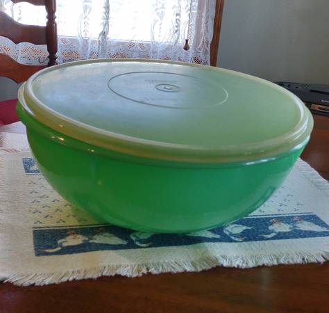 LARGE TUPPERWARE BOWL 1