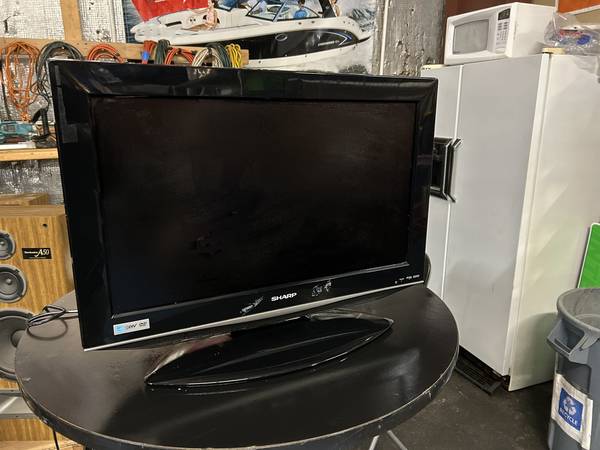 Televisor plano Samsung de 32" y televisores Sharp usados - $30 (Kenmore)63471419237505121