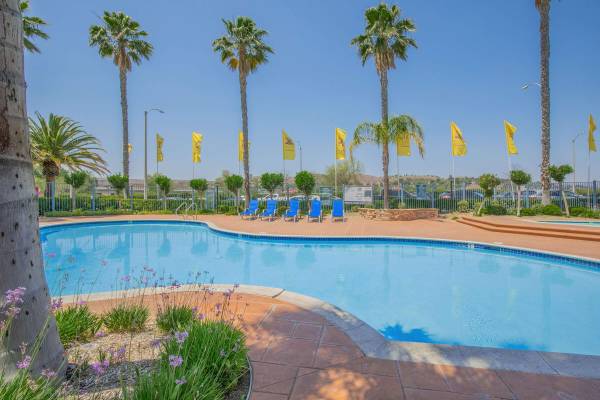 $2,519 / 2br - 1056ft2 - TownHomes: Granito, Mármol, Garajes para 2 Autos y Vistas a las Colinas ✨ (17621 W. Pauline Ct., Canyon Country, CA)63700919693059120