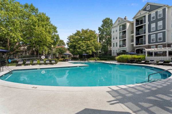 $2,245 / 2br - 1231ft2 - ¡Mira estas vistas! Te encantará esta ubicación y este 2 hab 2 baños! (Franklin - Cool Springs Mall)63673250734467122