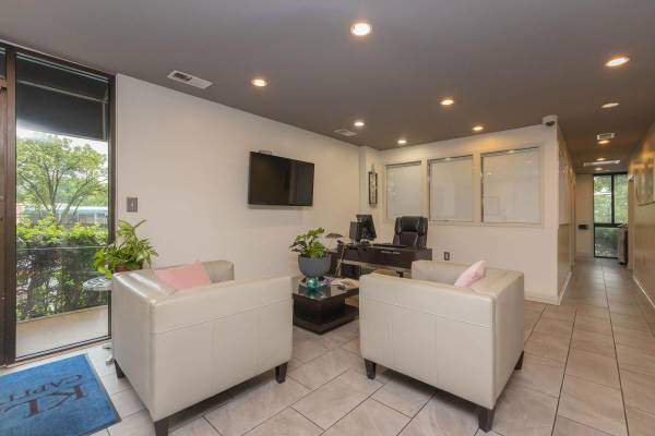 $1,672 / 1br - 620ft2 - Extended Kitchen, Cable + Internet Ready, Ceiling Fans (250 S Whiting St, Alexandria, VA)63779373786113120